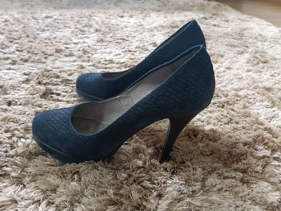 Sapatos elegantes em pele