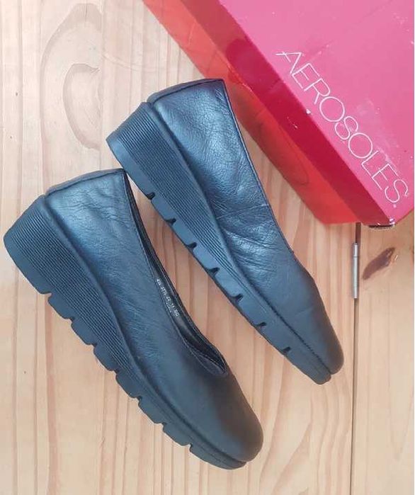 Sapatos 37,5 de cunha pretos em pele e borracha marca Aerosoles (ver todas as fotos)