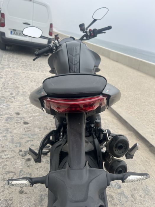 Ducati Monster 937 – 2021  Cinzento Mate – Excelente Estado