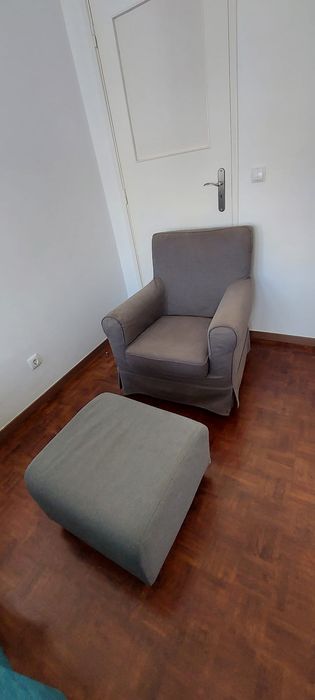 Poltrona com apoio de pés