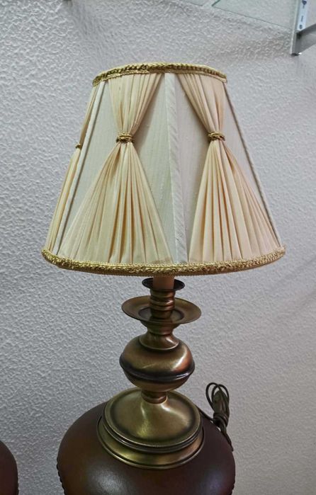 Candeeiro dourado com Abat-jour plissado bege