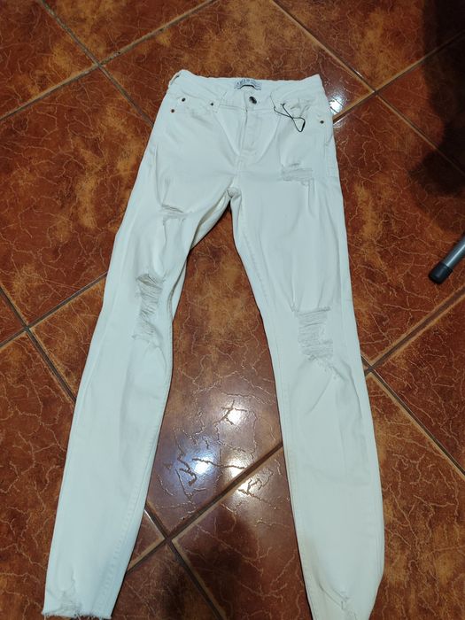 Spodnie rurki z przetarciami