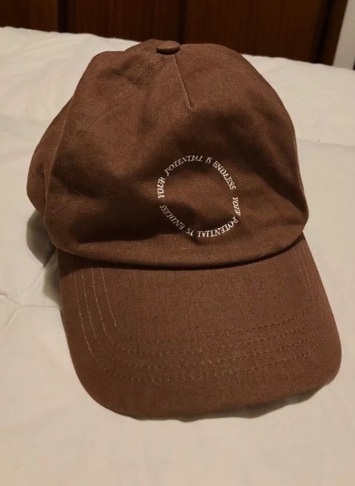 Boné primar castanho