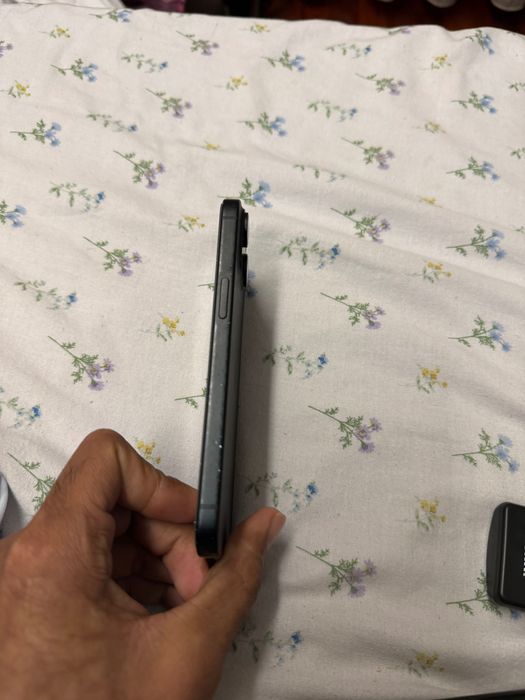 Um celular iphone 15