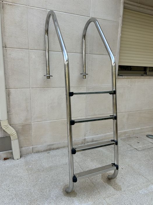 Escada de piscina em Ínox