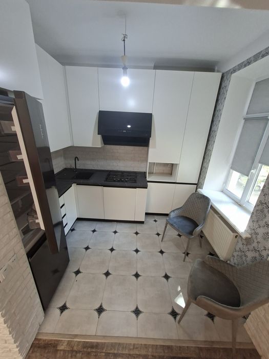 Продам трикімнатну"сталінку"