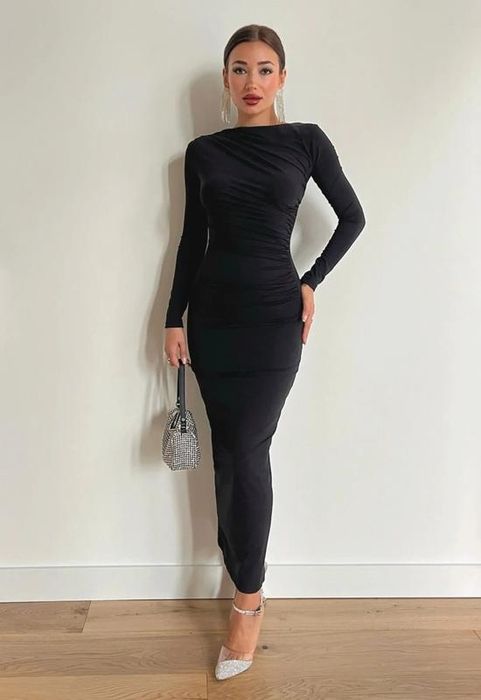 Чёрное платье обтягивающее с рукавом