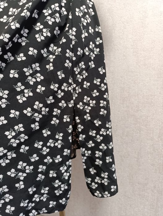 Сукня чорна в квіточку