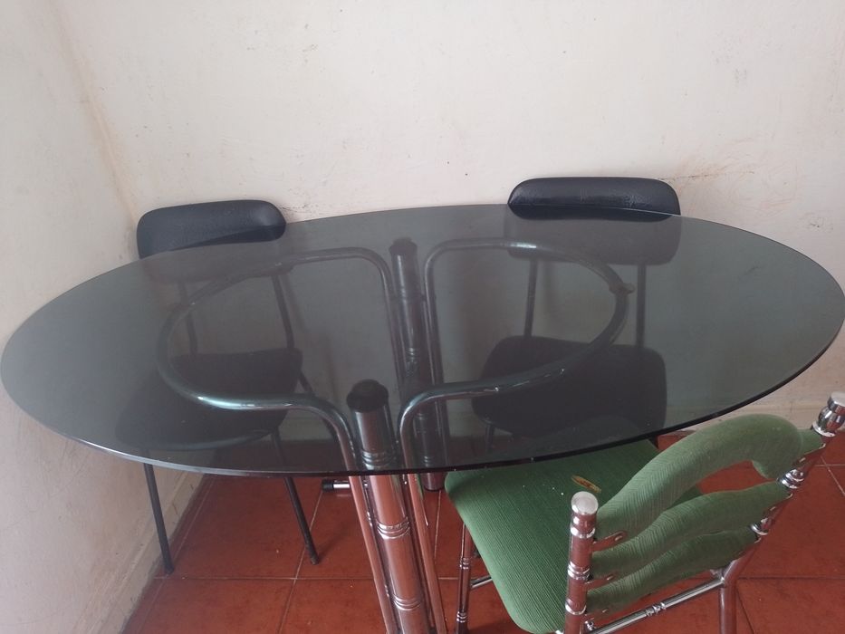 Mesa de vidro com apoio de ferro