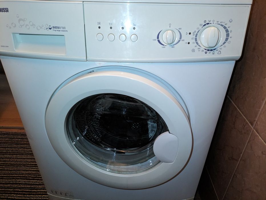 Продам стиральную машину Zanussi ZWS2125W