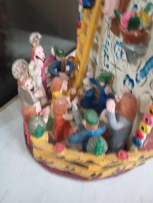 Altar com formato de alminhas para adoração de Cristo na Cruz