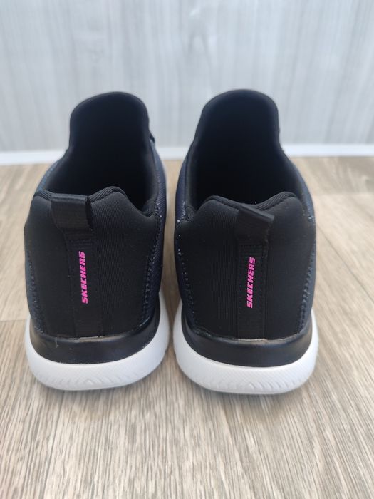 Продам женские кроссовки Skechers