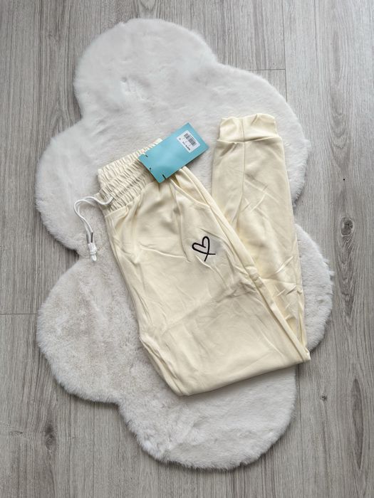Nowe kremowe spodnie dresowe welurowe M.Sara rozm S M L 36 38 40