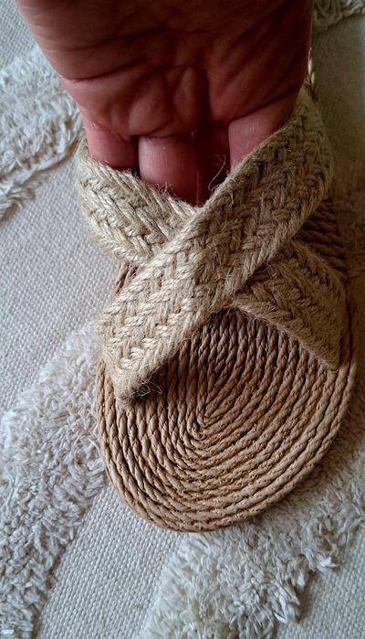 Piękne beżowe klapki boho