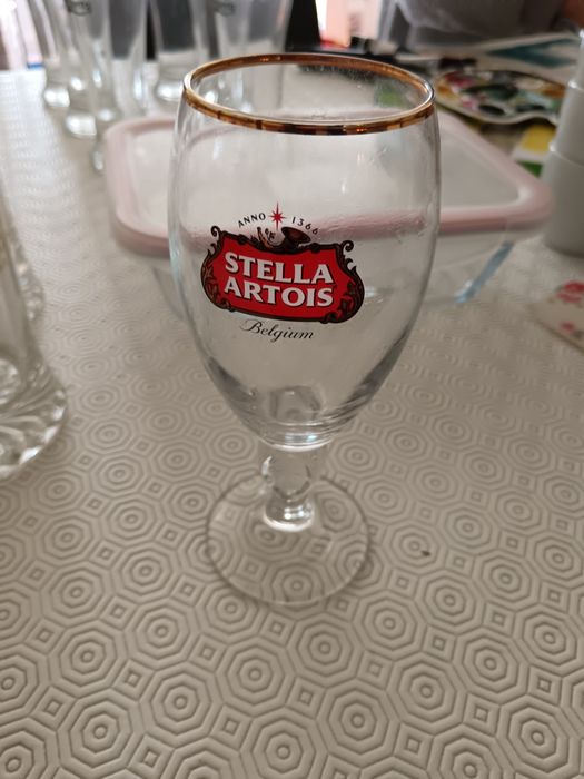 Jogo de copos de cerveja e taças