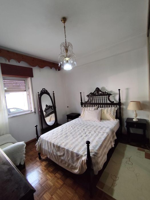 Quarto mobiliado com cama de casal