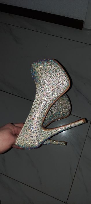 Лабутени туфлі на каблуках камінці