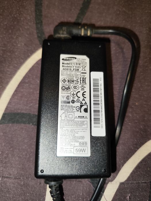 TV Samsung 32" às peças ecrã danificado