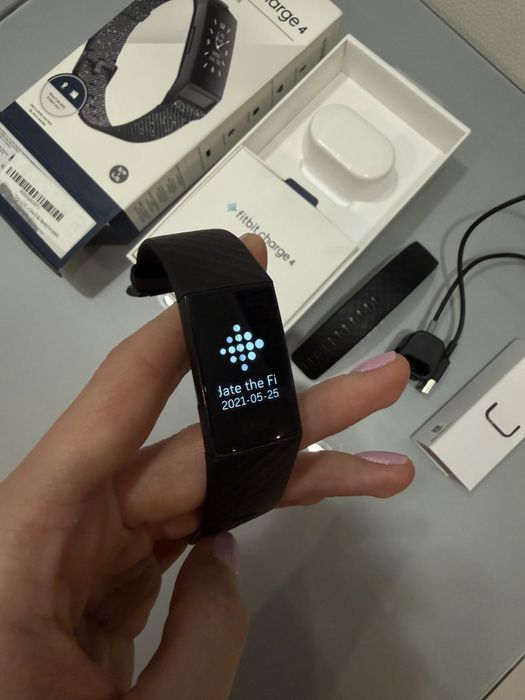Fitbit Charge 4 фітнес-трекер з GPS та моніторингом серця