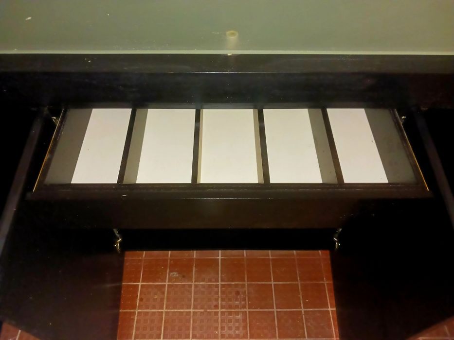 Móvel 4 portas e 1 gaveta