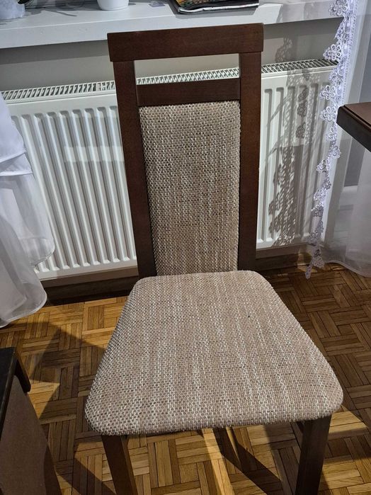Stół rozkładany z krzesłami