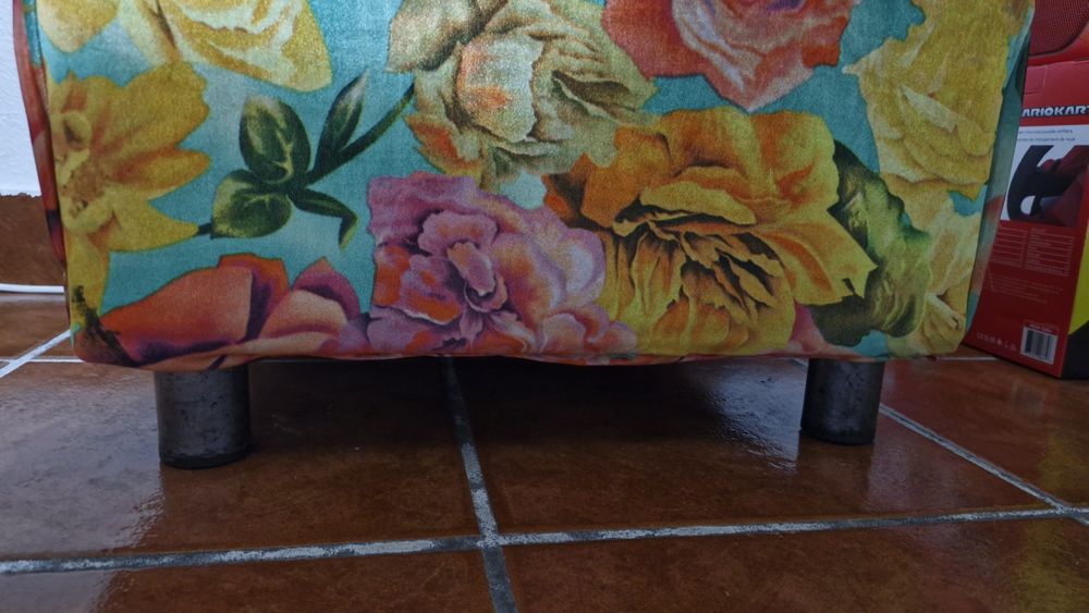 Puff estofado com flores