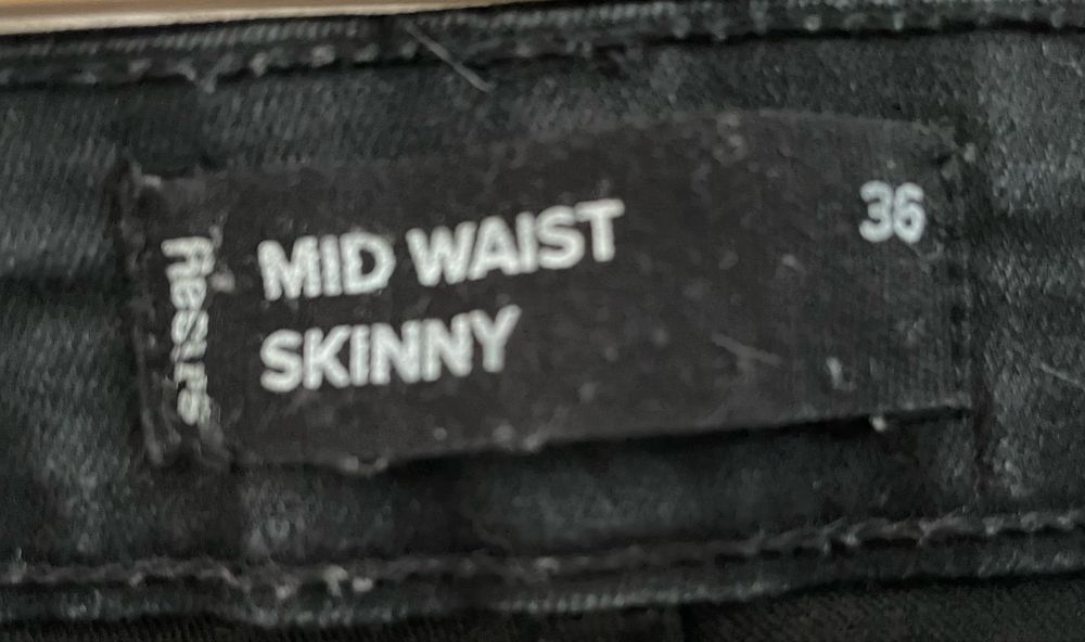 Używane dziewczęce czarne jeansy typu mid waist skinny Sinsay r. 36/S