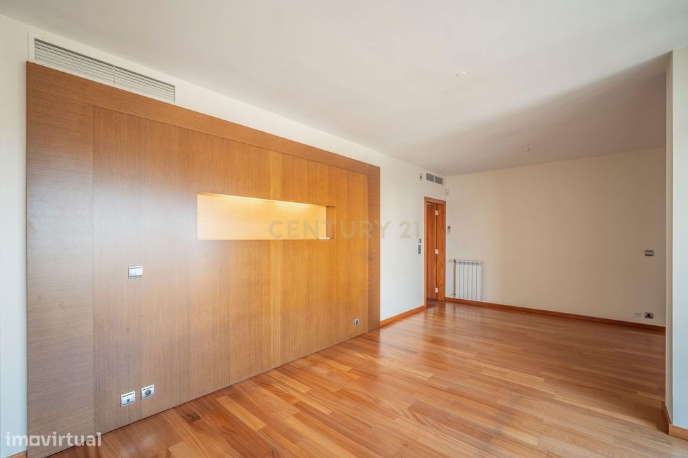 T5+1 Duplex em Linda-a-Velha com 291 m² úteis, 5 estacionamentos e vis