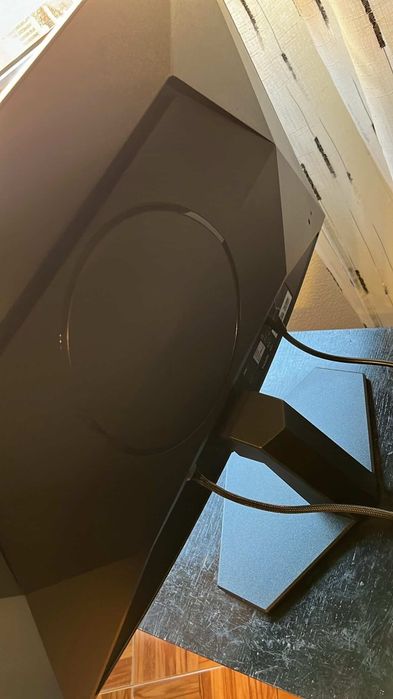 Ps5 com dois comandos um monitor e cabo de carregador