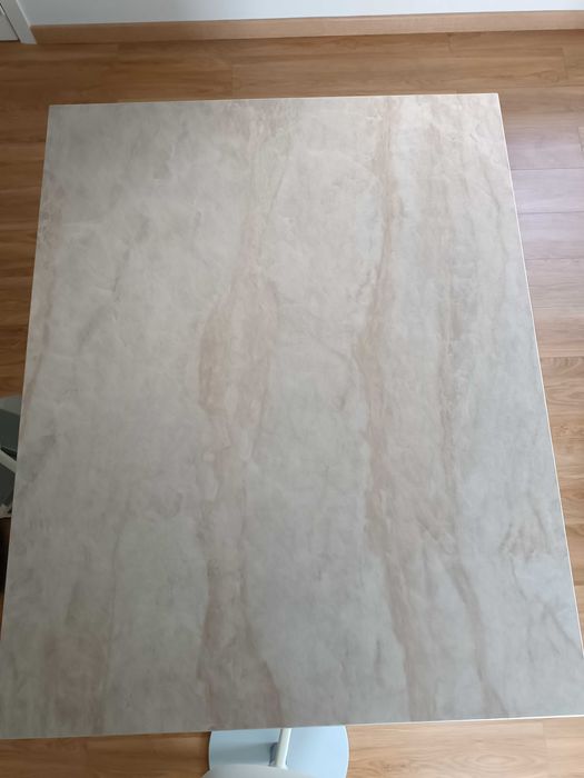 Maravilhoso  tampo de mesa em PEDRA DEKTON .