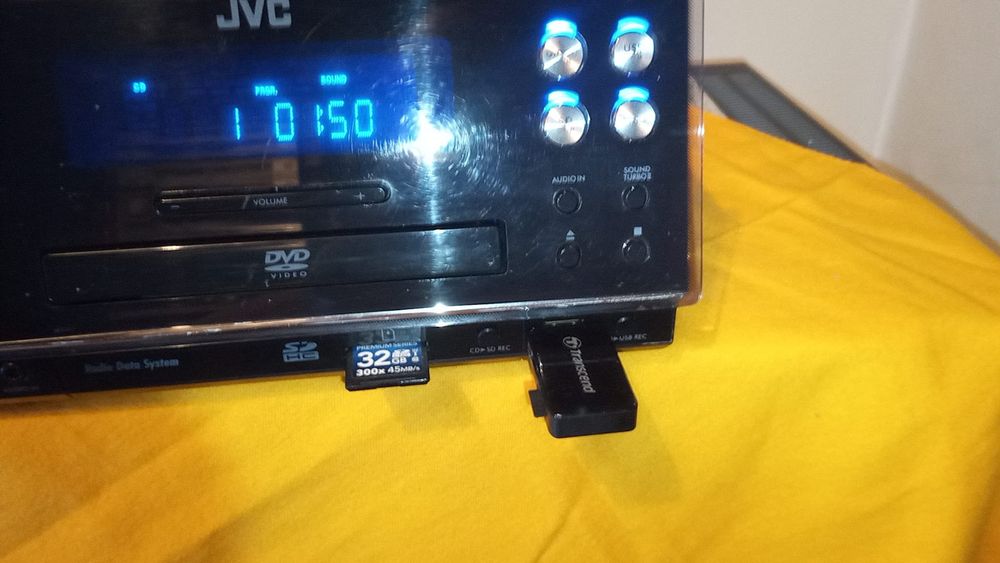 Amplificador com leitor de CDs e DVD's e pen
