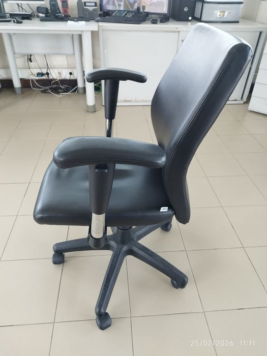 Secretária como nova com pouco uso e 1 cadeira também como nova.