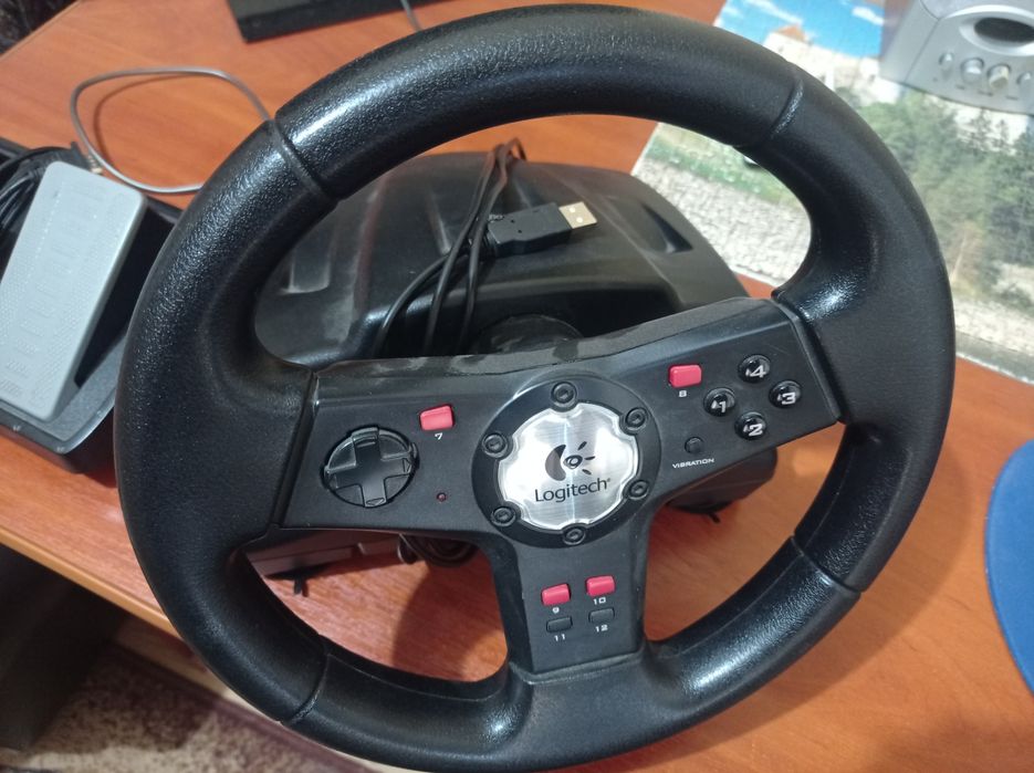 Ігрове кермо/руль Logitech