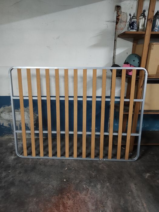 Vendo cama de casal com uma mesinha de cabeceira e estrado em bom estado