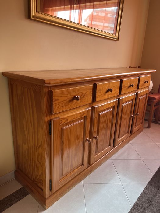 Aparador, mesa, 6 cadeiras e tapete