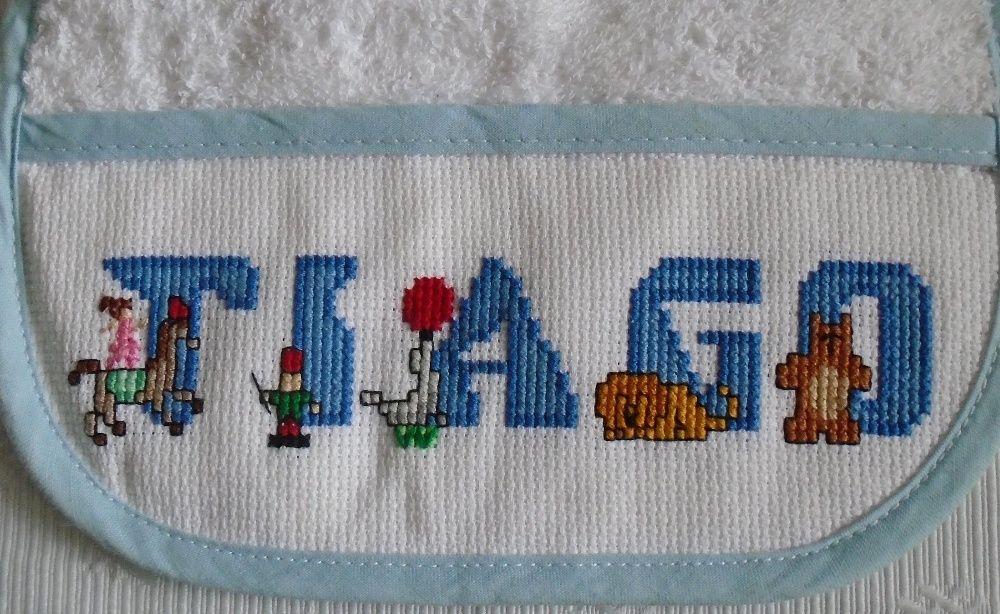 Babete com nome "Tiago" bordado à mão, novo