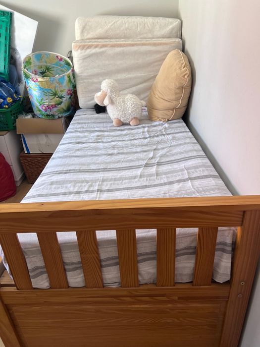 Cama dupla com gavetas de arrumos