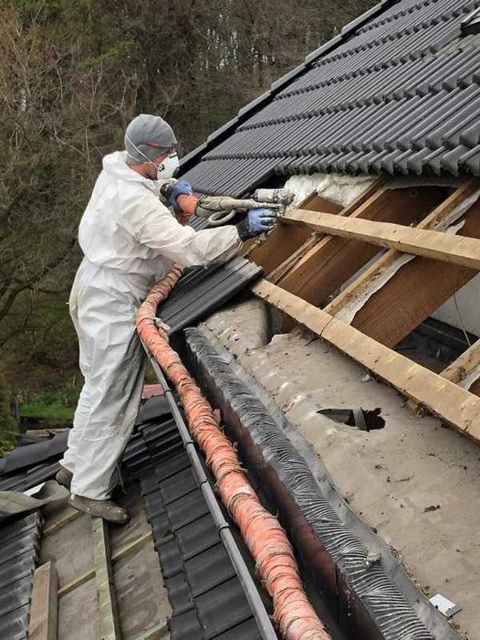 Ocieplanie poddasza izolacje natryskowe dachu pianą piana PUR