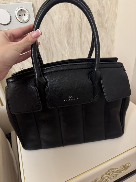 Сумка вмістка та стильна