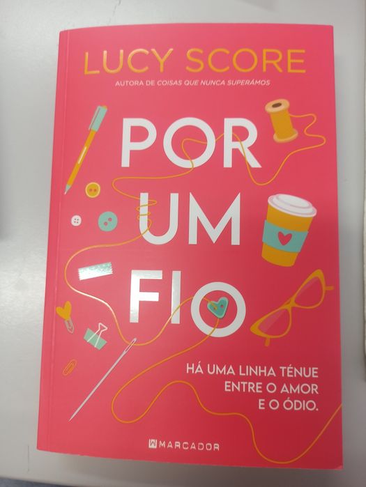 Livro Por um fio Lucy Score