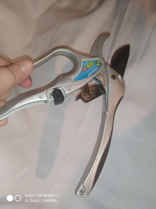 Секатор Центроинструмент с храповым механизмом мощный для обрезки