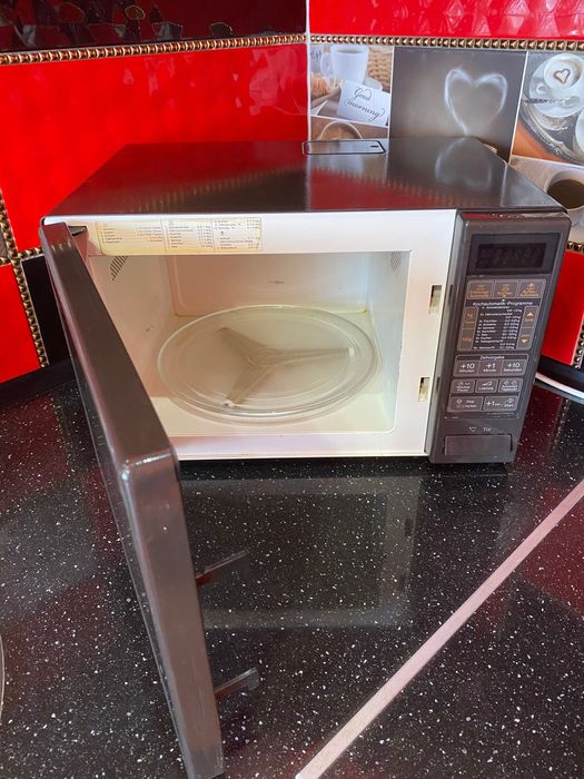 Мікрохвильова піч Sharp