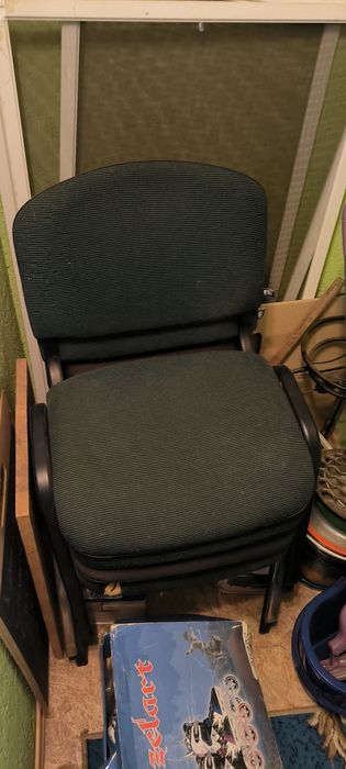 Продам стільці зеленого кольору зі спинкою. Майже нові. 2 шт.