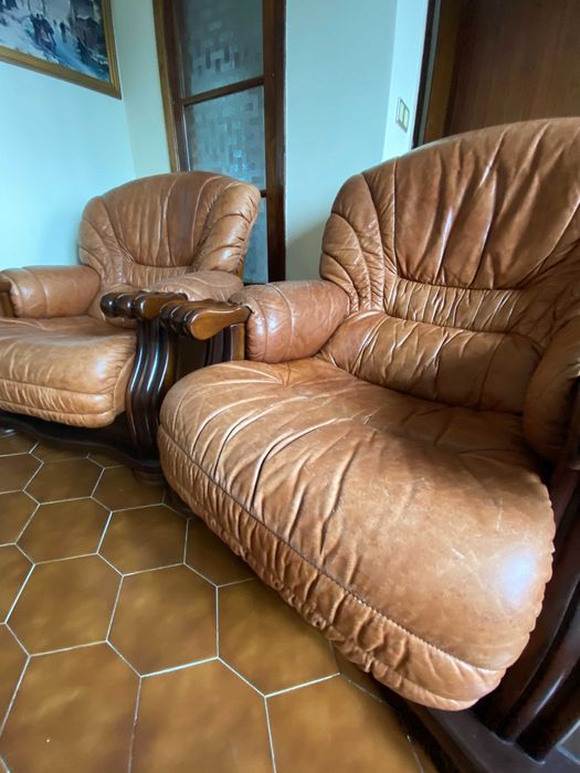 2 cadeirões em pele