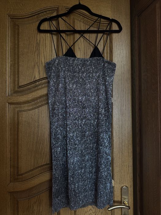 Красива срібна сукня