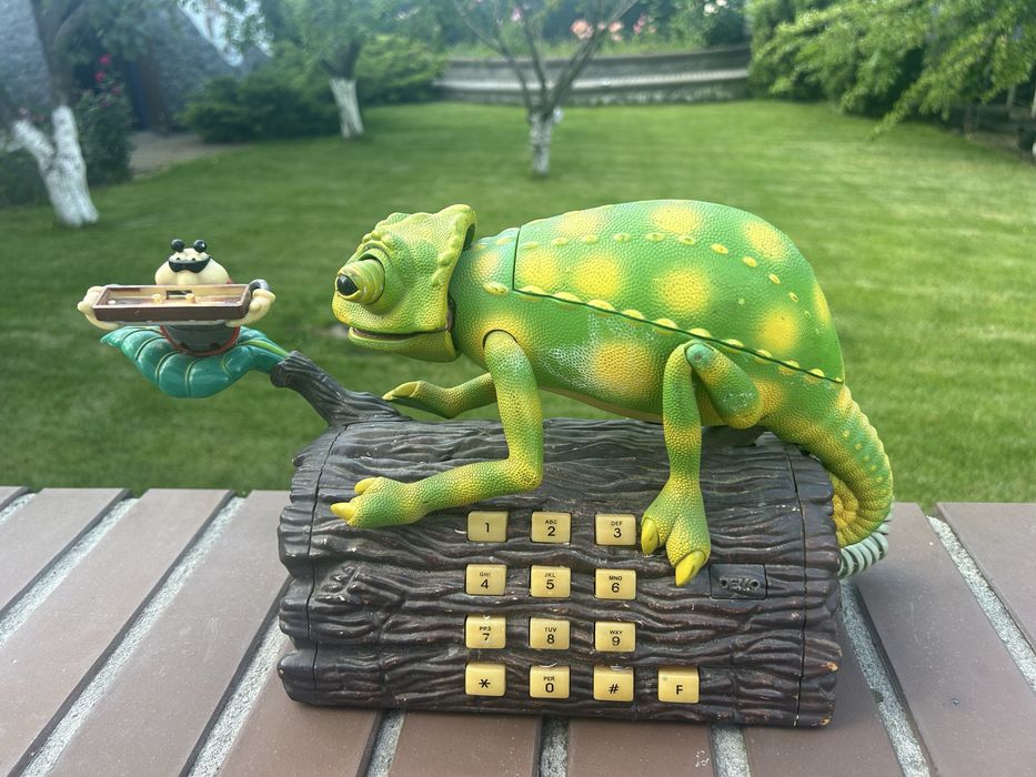 винтажный телефон выполнен в виде хамелеона на бревне.телефон «Karma Chameleon»