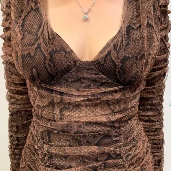 Vestido padrão cobra