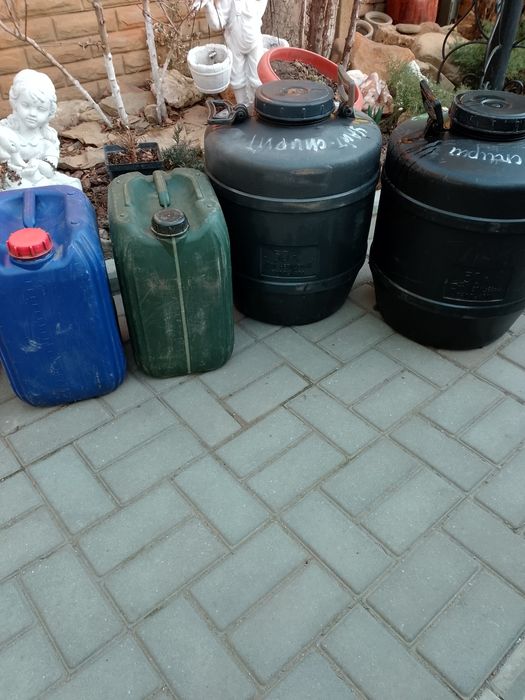 Канистры, бочки пластиковые 20 и 50л.