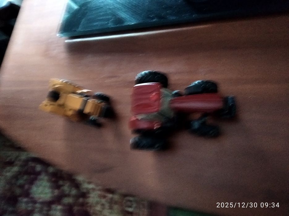 Моделі тракторів та інших 1:64,1:87,1:50.