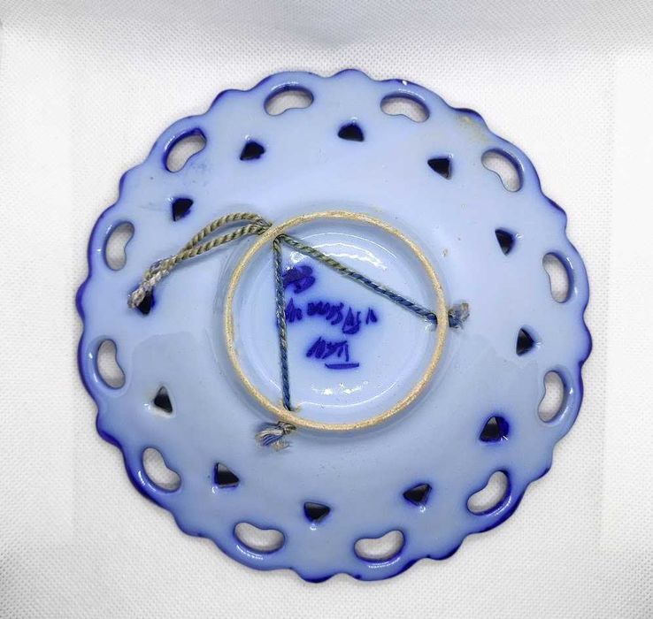 Pratinho em faiança de Alcobaça com dizer popular